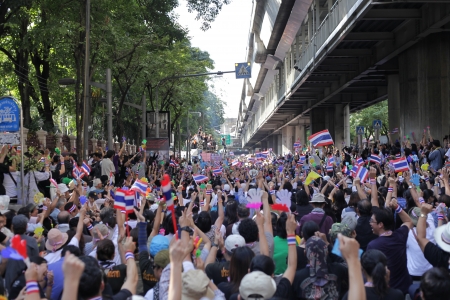 BANGKOK, THAILAND, 1 DECEMBER,  Protesters join and blow whistles to support anti-government protest on December 1, 2013 on the road in front of Royal Thai Police Headquartersのeditorial素材
