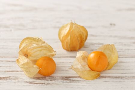 cape gooseberry physalis fruit ground cherry organic food vegetabl golden berry tasty wood backgroundの写真素材