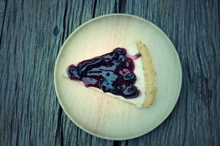Blueberry cheesecakes on wooden platesの写真素材