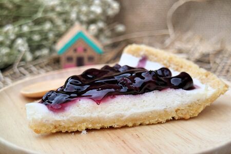 Blueberry cheesecakes on wooden platesの写真素材