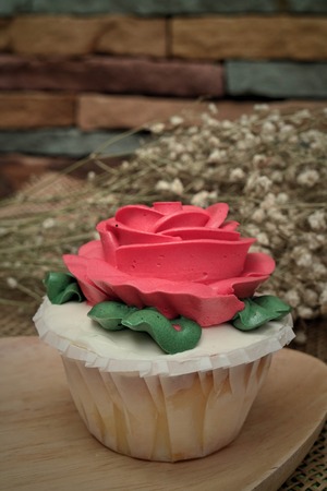 red rose cupcake on wooden platesの写真素材