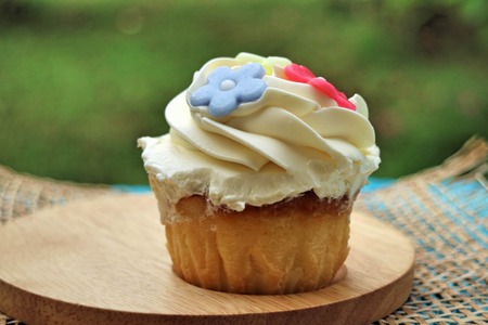cupcake delicious on wooden platesの写真素材