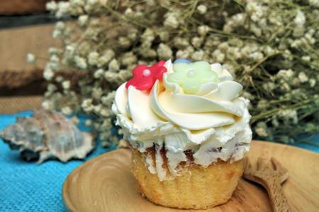 cupcake delicious on wooden platesの写真素材