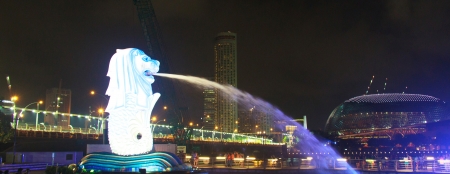 SINGAPORE- September 19, 2013  7 53 PM   The Merlion fountain September 19, 2013 - 7 53 PM ,  in Singapore Merlion is a mythical creature with the head of a lion and the body of a fish,and is a symbol of Singapore のeditorial素材
