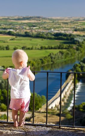 little girl looking at Roman bridge, Toro, Zamora Province, Castile and Leon, Spainの写真素材