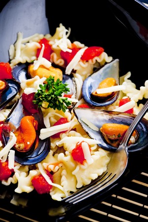pasta with mussels and chopped tomatoesの写真素材