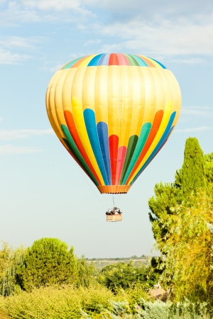 hot air balloon, Provence, Franceのeditorial素材
