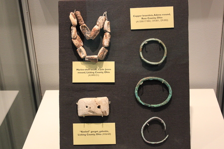 Marine shell chain and copper bracelet of hopewell culture displayed at Fort Ancient Museumのeditorial素材