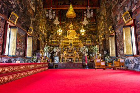 Inside the temple of Wat Arun Ratchawararam showing the image of golden Buddhaのeditorial素材