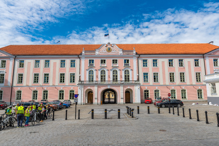 Estonian parliament building, former Toompea castle which was erected on the foundations of the crumbling eastern wing of the fortress built on this site in the 13th and 14th centuries.のeditorial素材