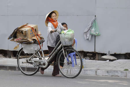 Hanoi, Vietnam, Novamber 11, 2019: Life in Vietnam- Hanoi,Vietnam Street vendors in Hanoi\'s Old Quarter( Pho Co Hanoi)のeditorial素材