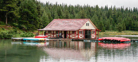 MALIGNE LAKE, JASPER NATIONAL PARK/ALBERTA - AUGUST 10 : The boathouse at Maligne Lake in Jasper National Park Alberta on August 10, 2007のeditorial素材
