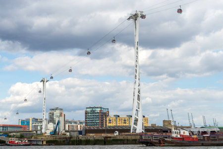 View of the London cable car over the River Thamesのeditorial素材