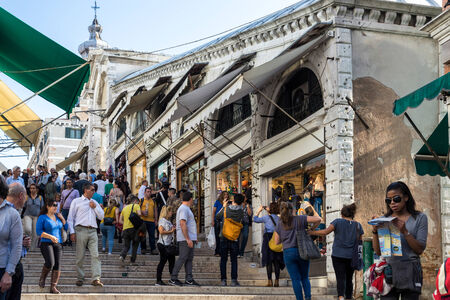 Tourists on the Rialto Bridge Veniceのeditorial素材