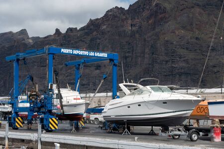 Boat being cleaned in Los Gigantes marinaのeditorial素材