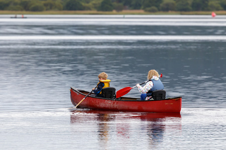Mother and child canoeing on Loch Inshのeditorial素材