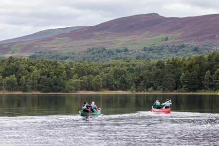 People paddling a canoe on Loch Inshのeditorial素材