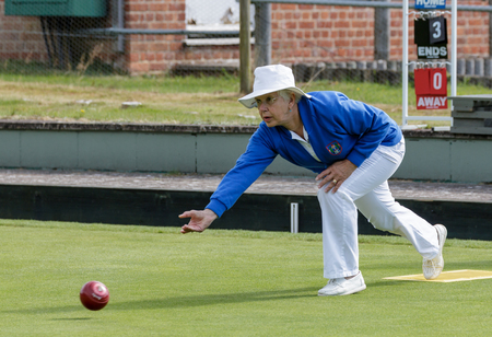 ISLE OF THORNS, SUSSEX/UK - SEPTEMBER 3 : Lawn bowls match at Isle of Thorns Chelwood Gate in Sussex on September 3, 2015. Unidentified woman.のeditorial素材