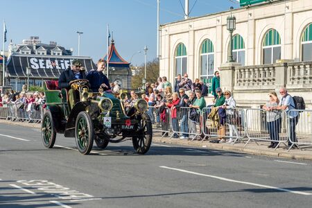 Car approaching the Finish Line of the London to Brighton Veteran Car Runのeditorial素材