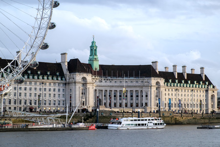 View of County Hall and the London Eyeのeditorial素材
