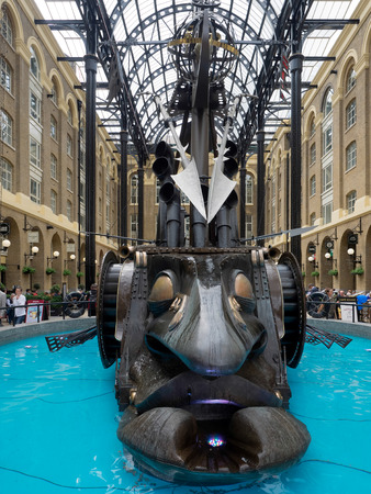 The Navigators by sculptor David Kemp at Hays Galleria in Londonのeditorial素材