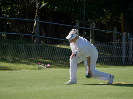 ISLE OF THORNS, SUSSEX/UK - SEPTEMBER 11 : Lawn Bowls Match at Isle of Thorns Chelwood Gate in Sussex on September 11, 2016. Unidentified womanのeditorial素材