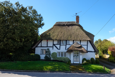 View of a Thatched cottage in Micheldever Hampshireのeditorial素材