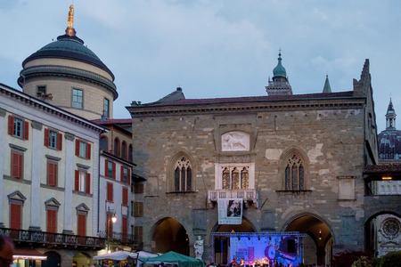 BERGAMO, LOMBARDY/ITALY - JUNE 25 : Music Festival in Piazza Vecchia in Bergamo on June 25, 2017. Unidentified peopleのeditorial素材