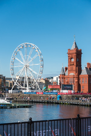 CARDIFF/UK - AUGUST 27 : Ferris Wheel and Pierhead Building in Cardiff on August 27, 2017. Unidentified peopleのeditorial素材