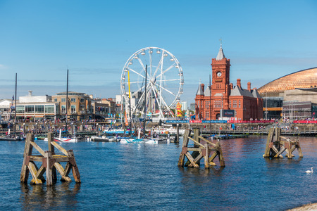 CARDIFF/UK - AUGUST 27 : Ferris Wheel and Pierhead Building in Cardiff on August 27, 2017. Unidentified peopleのeditorial素材