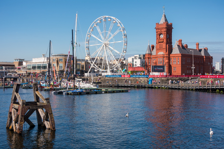 CARDIFF/UK - AUGUST 27 : Ferris Wheel and Pierhead Building in Cardiff on August 27, 2017. Unidentified peopleのeditorial素材