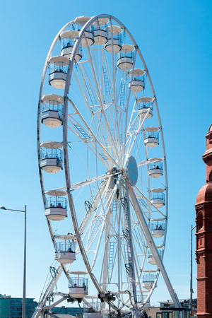 CARDIFF/UK - AUGUST 27 : Ferris Wheel in Cardiff on August 27, 2017. Unidentified peopleのeditorial素材