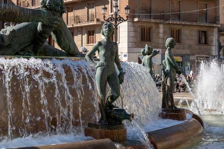 VALENCIA, SPAIN - FEBRUARY 25 : Fountain in the Square of the Virgin Valencia Spain on February 25, 2019. Unidentified peopleのeditorial素材