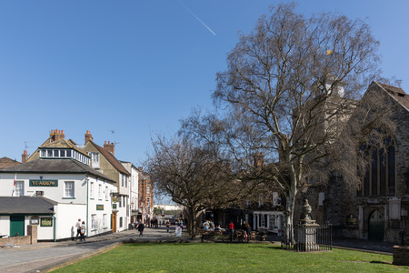 ROCHESTER, KENT/UK - MARCH 24 : View of the green in front of the Castle and Cathedral in Rochester on March 24, 2019. Unidentified peopleのeditorial素材