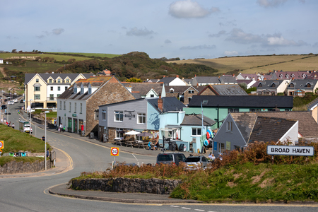 BROAD HAVEN, PEMBROKESHIRE/UK - SEPTEMBER 14 : View of Broad Haven Pembrokeshire on September14, 2019. Unidentified peopleのeditorial素材