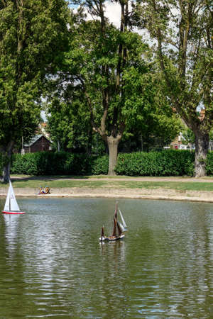 SOUTHEND-ON-SEA, ESSEX/UK - AUGUST 4 : Sailing model yachts on a lake in Southend-on-sea Essex on August 4, 2013のeditorial素材