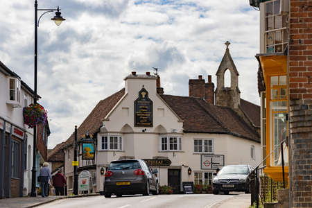 MIDHURST, WEST SUSSEX/UK - SEPTEMBER 1 : View of the Wheatsheaf public house in Midhurst, West Sussex on September 1, 2020. Two unidentified peopleのeditorial素材