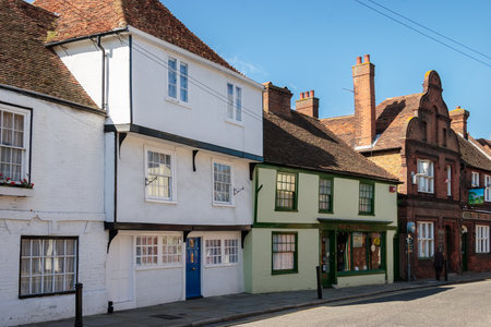 SANDWICH, KENT/UK - SEPTEMBER 29 : Typical traditional buildings in Sandwich Kent on September 29, 2005. One unidentified personのeditorial素材