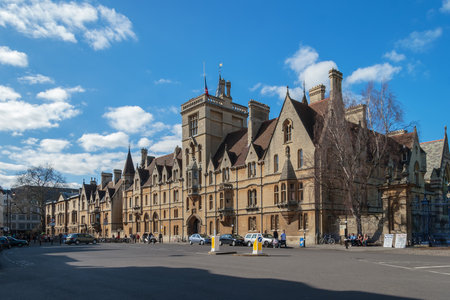 OXFORD, OXFORDSHIRE/UK - MARCH 25 : View of Balliol College in Oxford on March 25, 2005. Unidentified peopleのeditorial素材