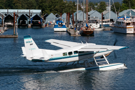 VANCOUVER, BRITISH COLUMBIA, CANADA - AUGUST 14 : Seaplane leaving Vancouver on August 14, 2007のeditorial素材