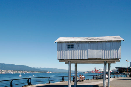 VANCOUVER, BC, CANADA - AUG 14, 2007 - Canadian sculptor Liz Magor's aluminum art piece "LightShed" located in Coal Harbour, Vancouver on August 14, 2007. Three unidentified peopleのeditorial素材