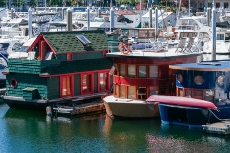 VANCOUVER, BC, CANADA - AUGUST 14 : Variety of houseboats in Coal Harbour, Vancouver on August 14, 2007のeditorial素材