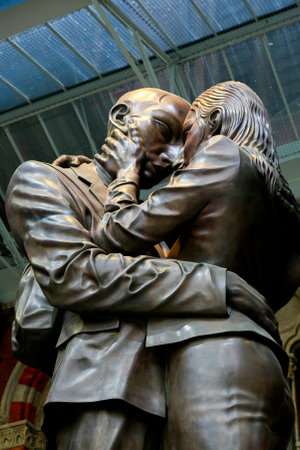LONDON - DECEMBER 20 : Statue on display at St Pancras International Station in London on December 20, 2007のeditorial素材