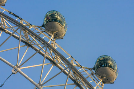 LONDON - DECEMBER 20 : Close-up of the London Eye in London on December 20, 2007.. Unidentified peopleのeditorial素材