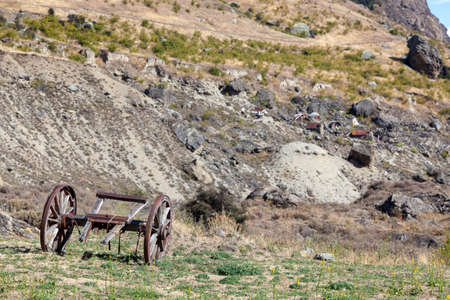 RIPPONVALE, CENTRAL OTAGO, NEW ZEALAND - FEBRUARY 17 : Old wooden cannon carriage in the gold mining area of Ripponvale in New Zealand on February 17, 2012. Two unidentified peopleのeditorial素材