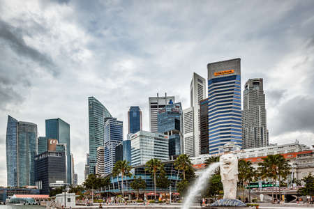 SINGAPORE - FEBRUARY 3 : View of the city buildings in Singapore on February 3, 2012. Unidentified peopleのeditorial素材