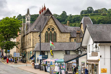 LLANGOLLEN, DENBIGHSHIRE, WALES - JULY 11 : View of the shops and buildings in LLangollen, Wales on July 11, 2021. Unidentified peopleのeditorial素材
