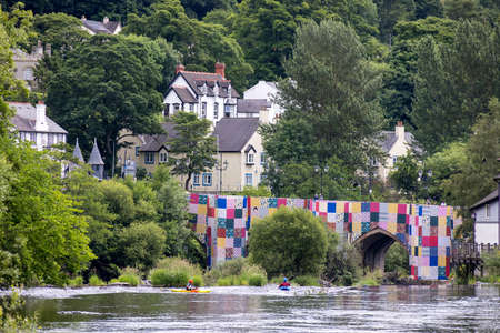 LLANGOLLEN, DENBIGHSHIRE, WALES - JULY 11 : View along the River Dee in LLangollen, Wales on July 11, 2021. Unidentified peopleのeditorial素材