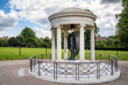 SHREWSBURY, SHROPSHIRE, UK - JULY 13 : War Memorial in Quarry park, Shrewsbury, Shropshire, England on July 13, 2021. One unidentified personのeditorial素材