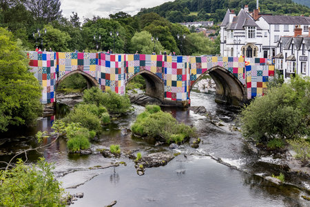 LLANGOLLEN, DENBIGHSHIRE, WALES - JULY 11 : View along the River Dee in LLangollen, Wales on July 11, 2021. Unidentified peopleのeditorial素材
